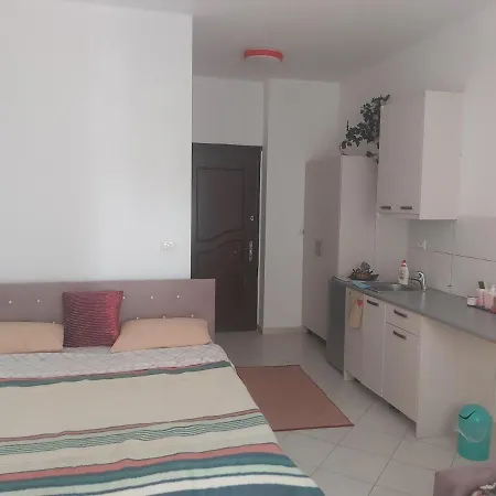 Mona's 1 * Sarandë