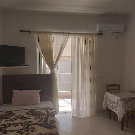 Mona's 1 * Sarandë